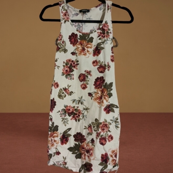 Summer Chic: Red & White Floral Tank Mini Dress (by, Ambiance) Size Small - Picture 3 of 11